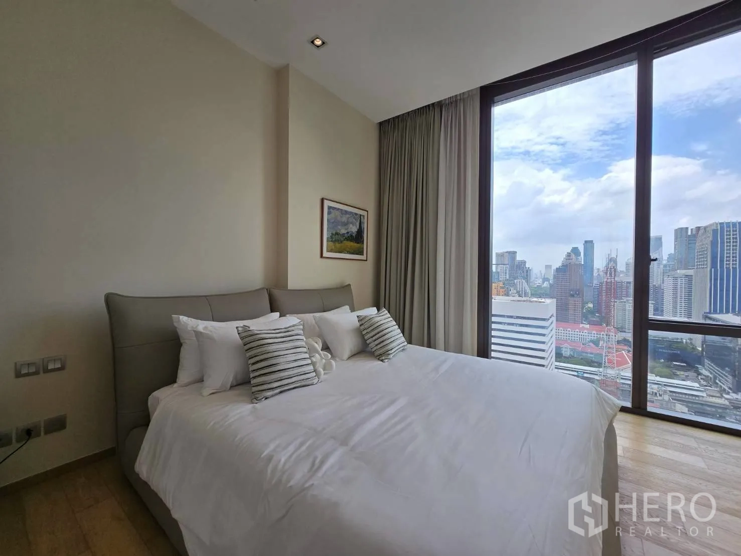 公寓 for rent in Pathum Wan, Bangkok - 卧室配白色床品与落地窗，欣赏宽阔城市天际线。