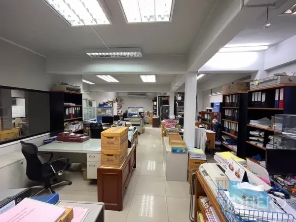 办公空间 出租在Khlong Toei, Bangkok - 宽敞的开放式办公室，配有办公桌、资料架、瓷砖地面和明亮灯光