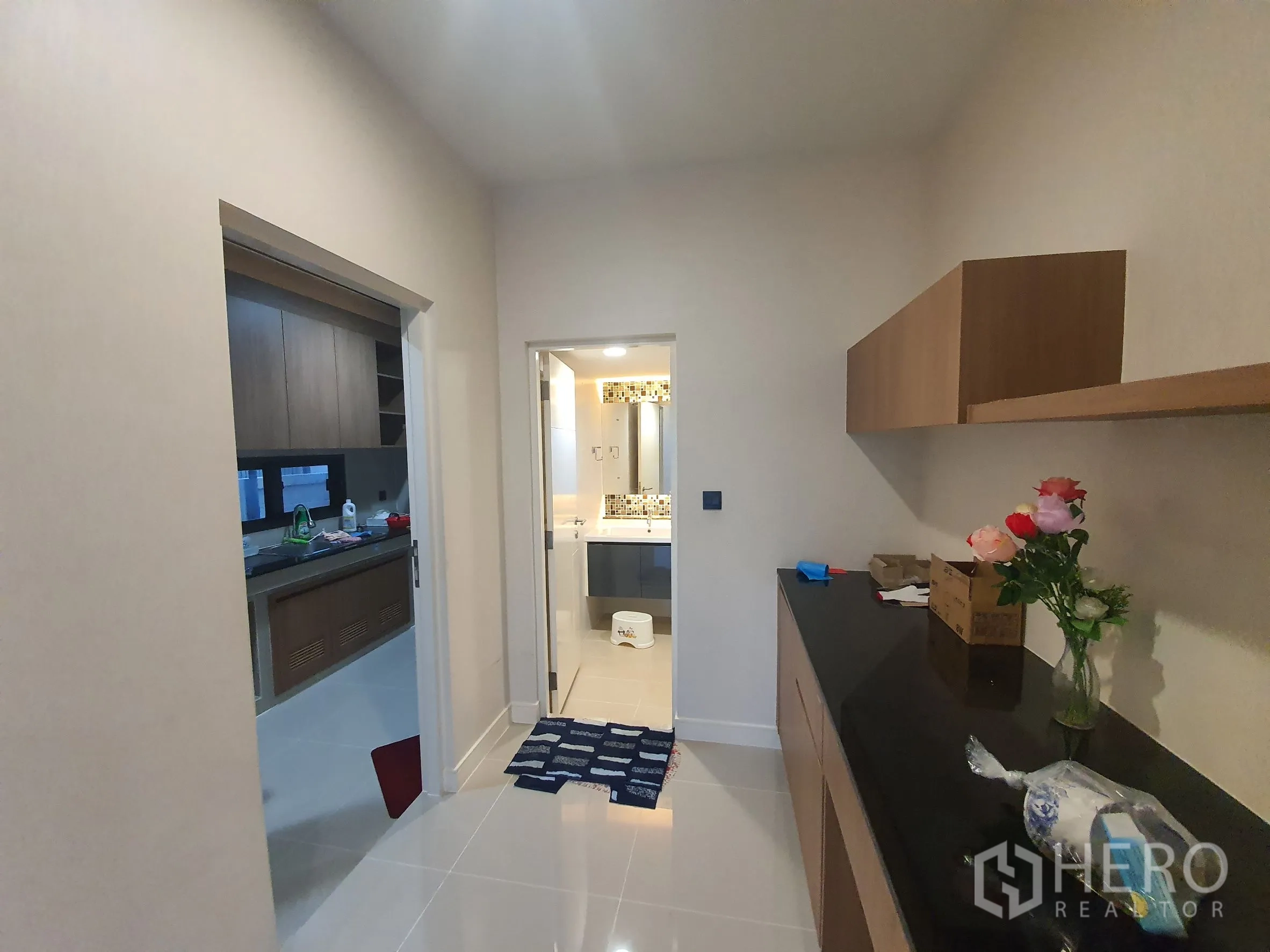 Detached House for rent in Bang Kapi, Bangkok - Pantry corridor connecting to the closed kitchen and a bathroom.