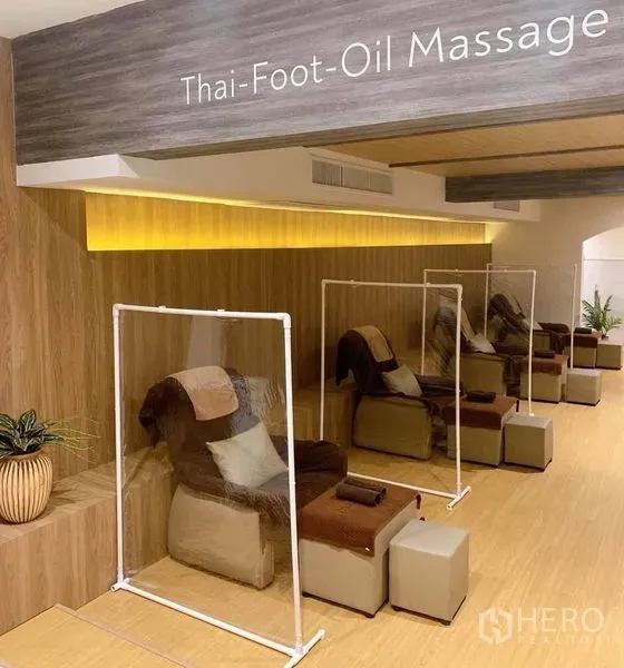 Shophouse for rent in Khlong Toei, Bangkok - Calm foot massage lounge with reclining chairs, clear partitions and warm wood finishes.