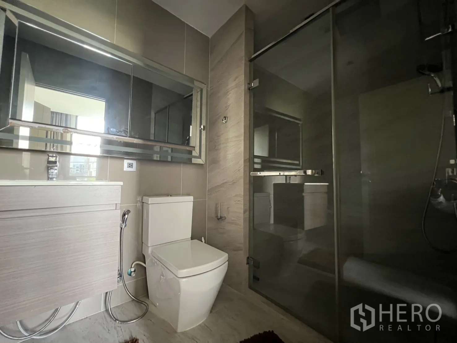 คอนโด for rent in Watthana, Bangkok - ห้องน้ำสมัยใหม่พร้อมอ่างล้างหน้า โถสุขภัณฑ์ และส่วนอาบน้ำกระจกกั้น
