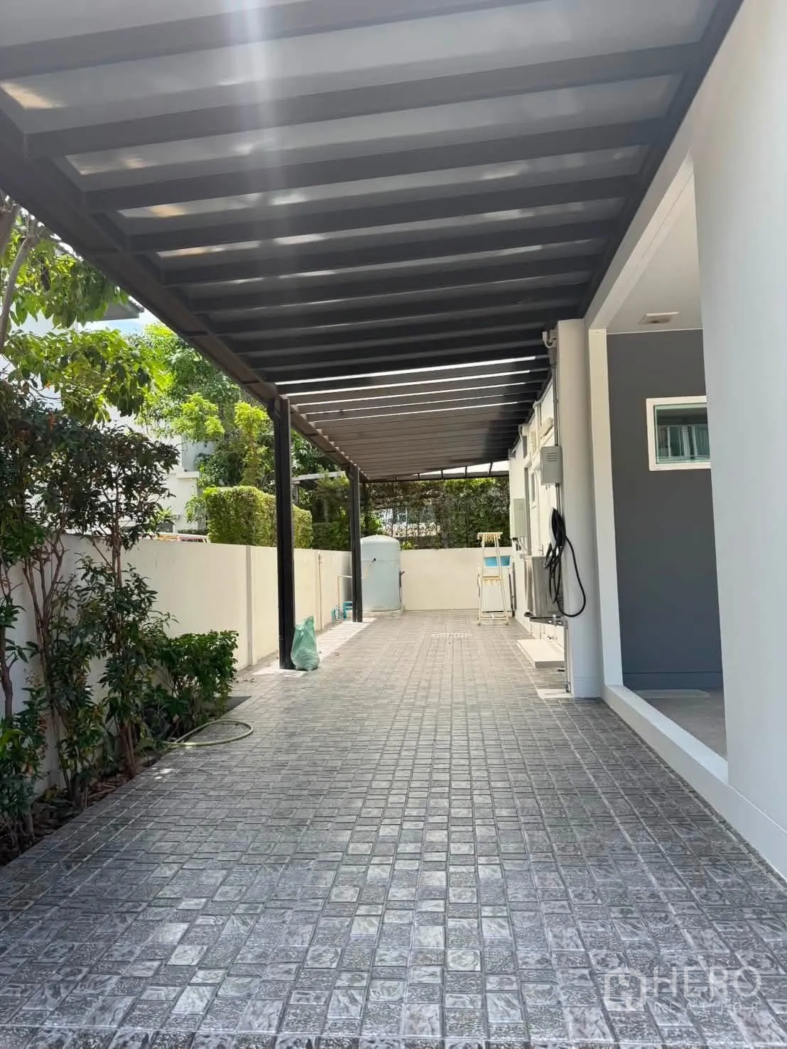 บ้านเดี่ยว for rent in Bang Phli, Samut Prakan - ที่จอดรถมีหลังคาและทางรถเข้าปูพื้นกระเบื้อง