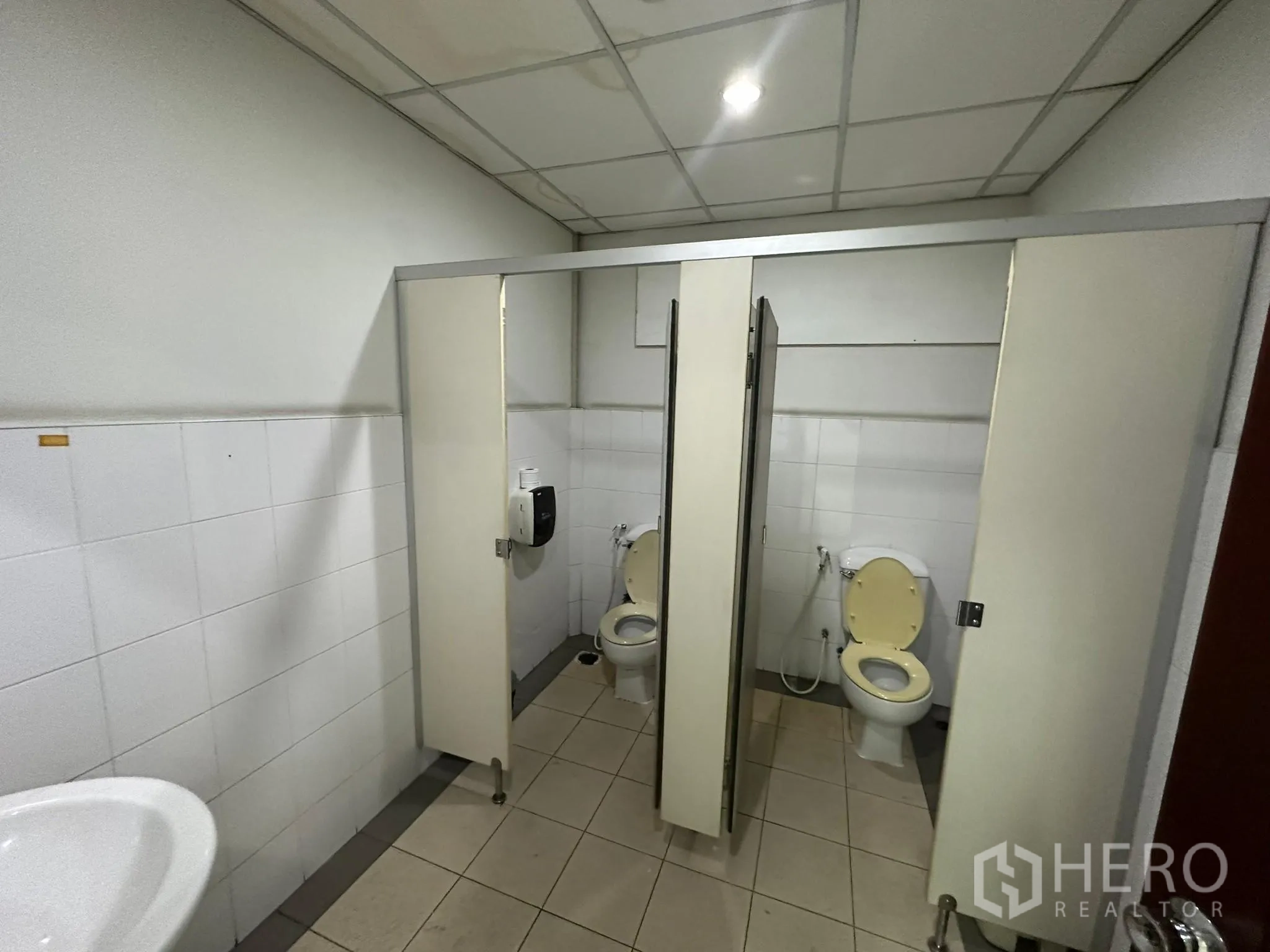 货栈 出租在Huai Khwang, Bangkok - 干净瓷砖卫生间，设独立厕位隔间。