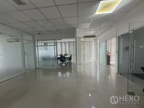 สำนักงาน ให้เช่าในHuai Khwang, Bangkok - พื้นที่สว่างพร้อมห้องประชุมกระจกฝ้า ประตูบานเลื่อน ม่านแนวตั้ง และแอร์แบบแยกส่วน
