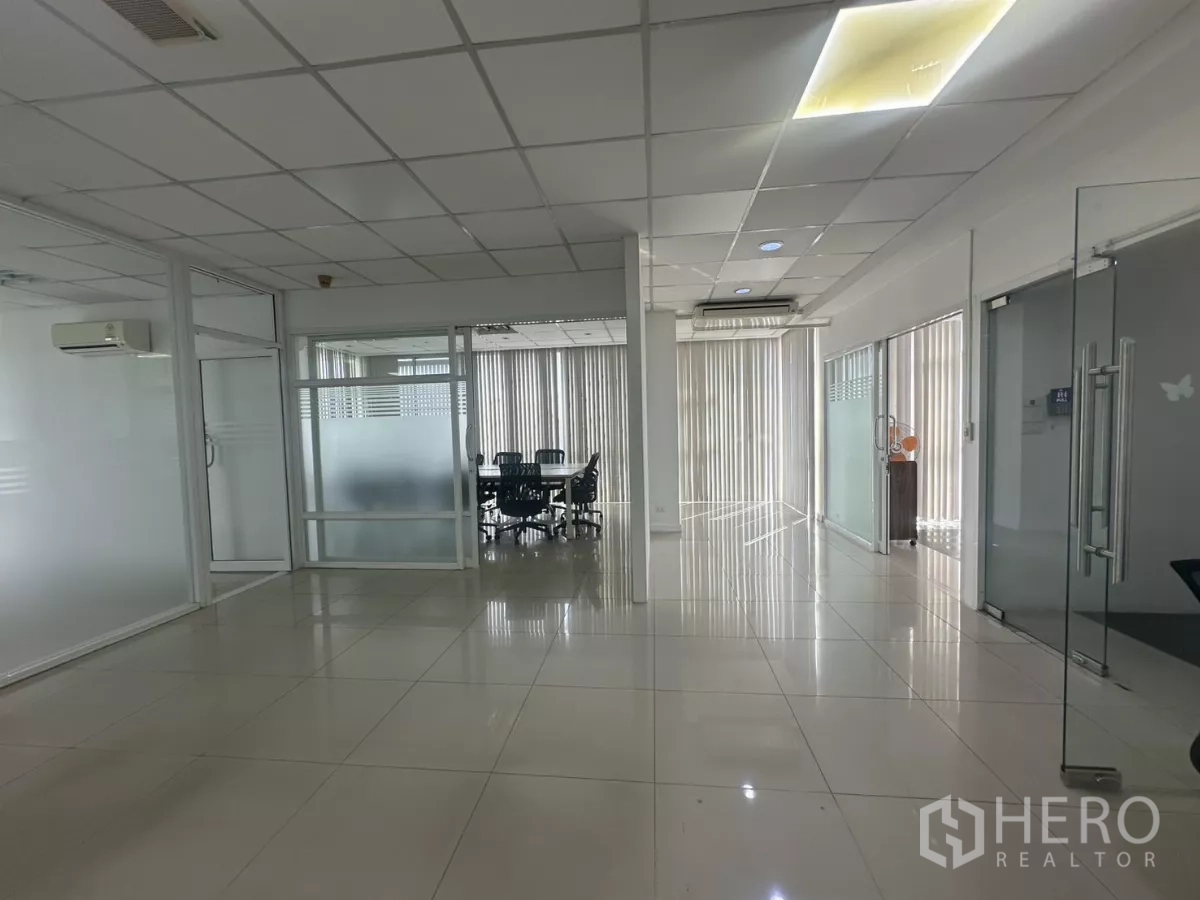 สำนักงาน ให้เช่าในHuai Khwang, Bangkok - พื้นที่สว่างพร้อมห้องประชุมกระจกฝ้า ประตูบานเลื่อน ม่านแนวตั้ง และแอร์แบบแยกส่วน