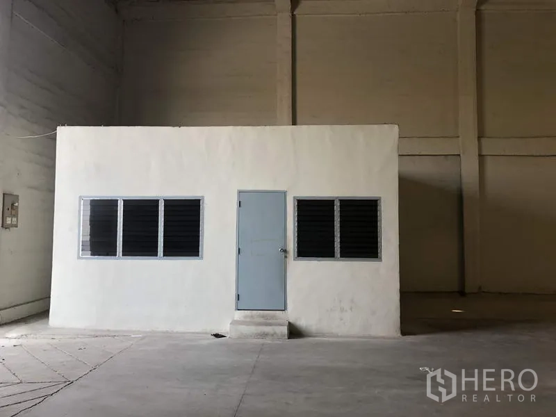 货栈 出租在Khlong Luang, Pathum Thani - 仓库内独立办公室，带门与窗户。