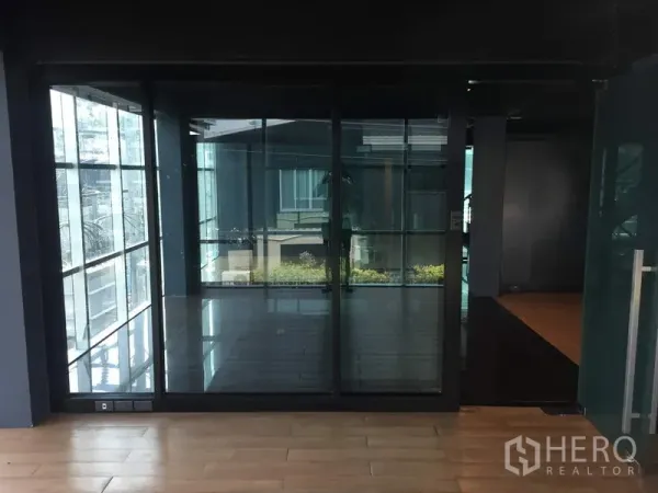 Retail Space for rent in Khlong Toei, Bangkok - Glass-enclosed room with floor-to-ceiling windows overlooking a small terrace.