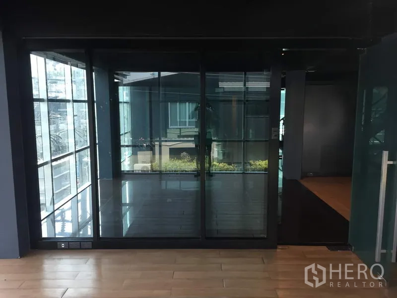 Retail Space for rent in Khlong Toei, Bangkok - Glass-enclosed room with floor-to-ceiling windows overlooking a small terrace.