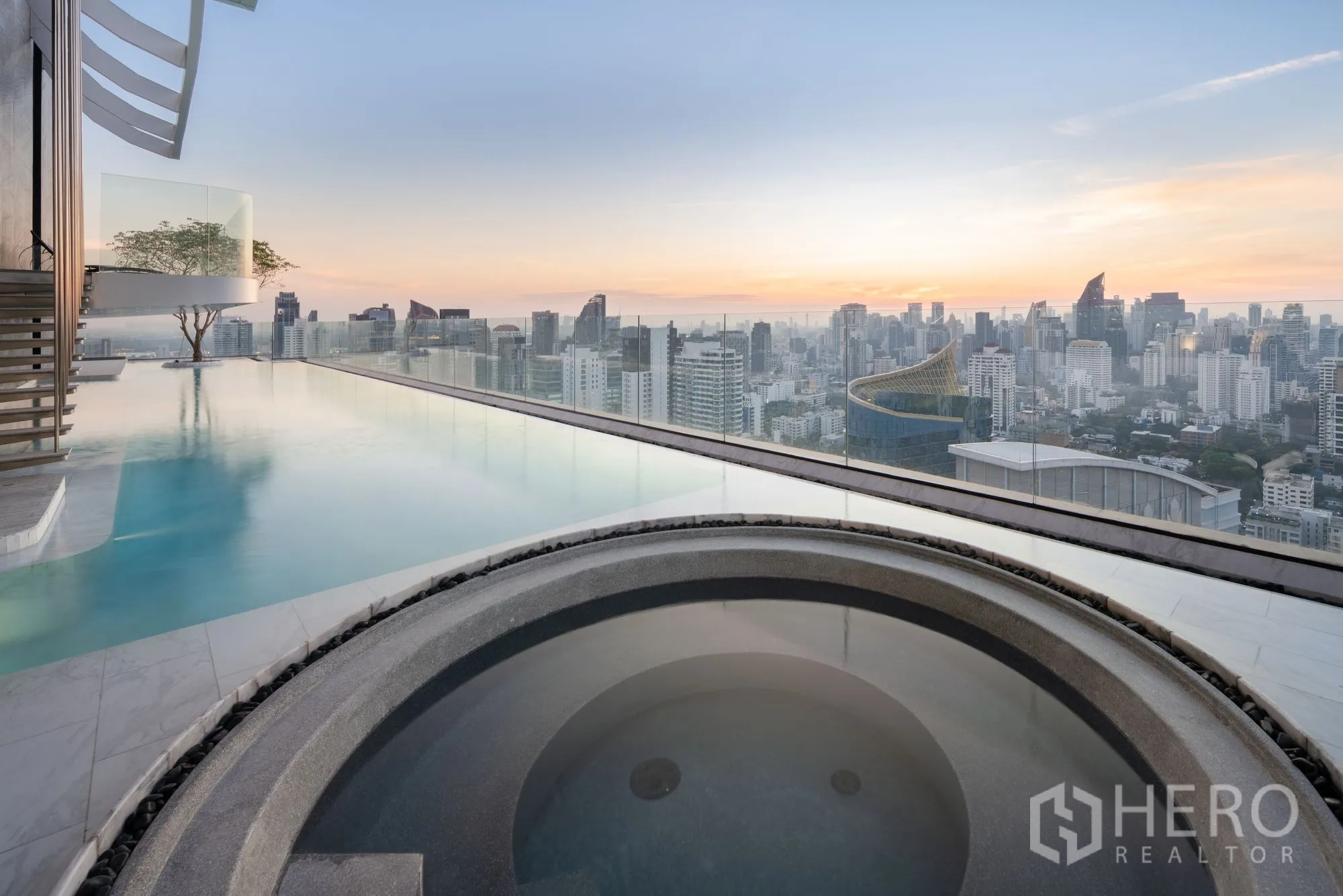คอนโด ให้เช่าในWatthana, Bangkok - สระว่ายน้ำอินฟินิตี้และอ่างจากุซซี่บนดาดฟ้า ชมวิวสกายไลน์กรุงเทพฯ ยามเย็น