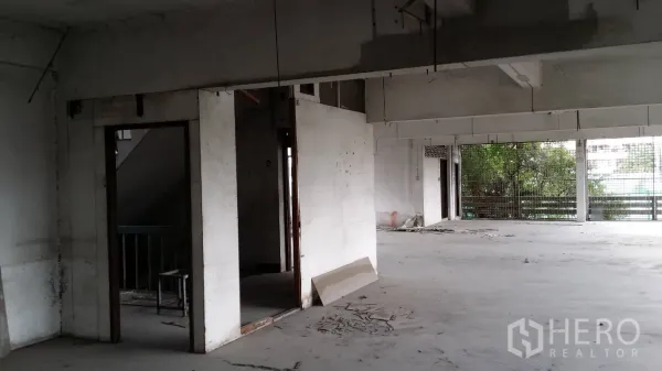 办公空间 出租在Don Mueang, Bangkok - 曼谷廊曼未装修的开放式办公楼层，混凝土地面与外露梁，大片铁网窗采光通风良好