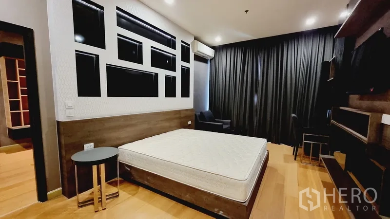 คอนโด ขายในWatthana, Bangkok - ห้องนอนมาสเตอร์กว้าง ผนังตกแต่ง โต๊ะทำงาน และหน้าต่างสูง