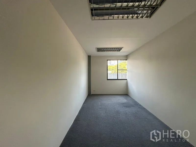 สำนักงาน ให้เช่า - ห้องทำงานส่วนตัวขนาดกะทัดรัด มีหน้าต่างและปูพรม