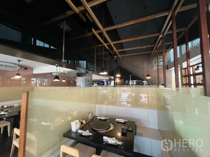 อาคารพาณิชย์ ให้เช่าหรือขายในKhlong Toei, Bangkok - พื้นที่รับประทานอาหารสไตล์ร้าน พร้อมโคมไฟห้อยและบูทนั่ง