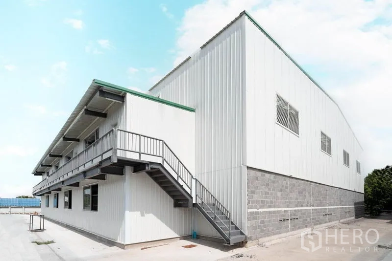 คลังสินค้า ให้เช่าในLat Krabang, Bangkok - มุมด้านข้างโกดัง พร้อมบันไดเหล็กขึ้นสำนักงานชั้นลอย ผนังเมทัลชีทและช่องลม