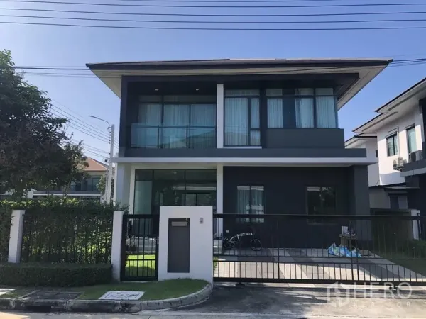 Detached House for rent in Bang Kapi, Bangkok - Modern two-storey detached house with glass balcony and gated driveway in Bang Kapi.