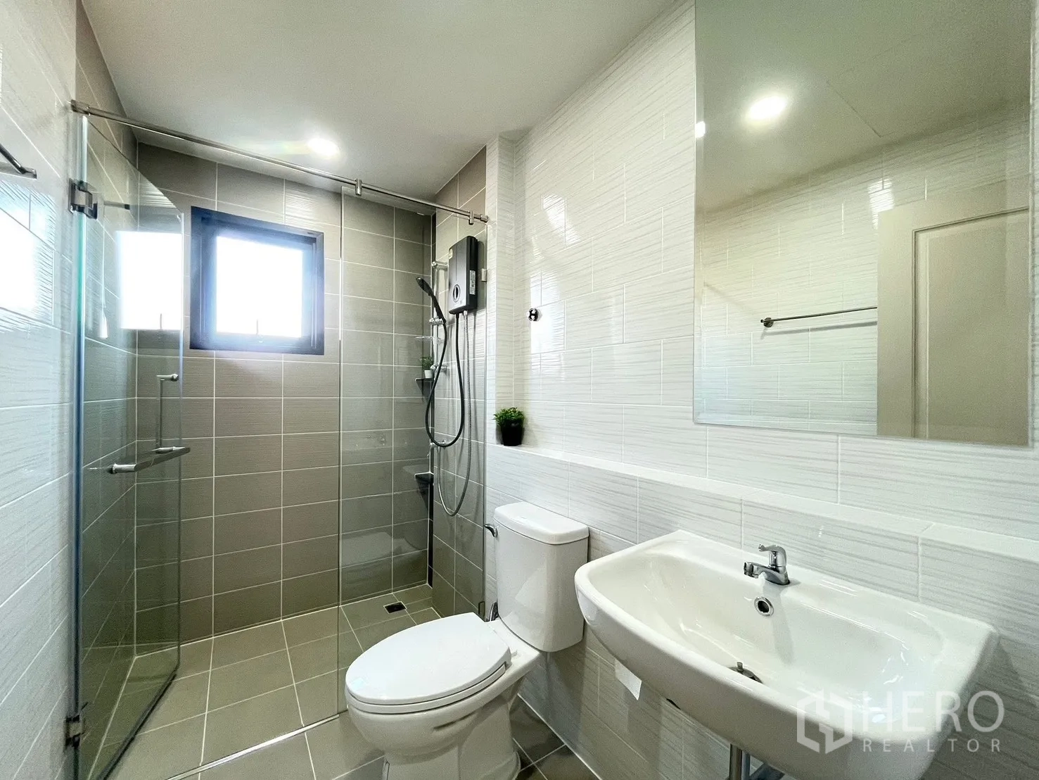Detached House for rent in Bang Phli, Samut Prakan - Clean bathroom with walk-in glass shower, window, and white vanity.