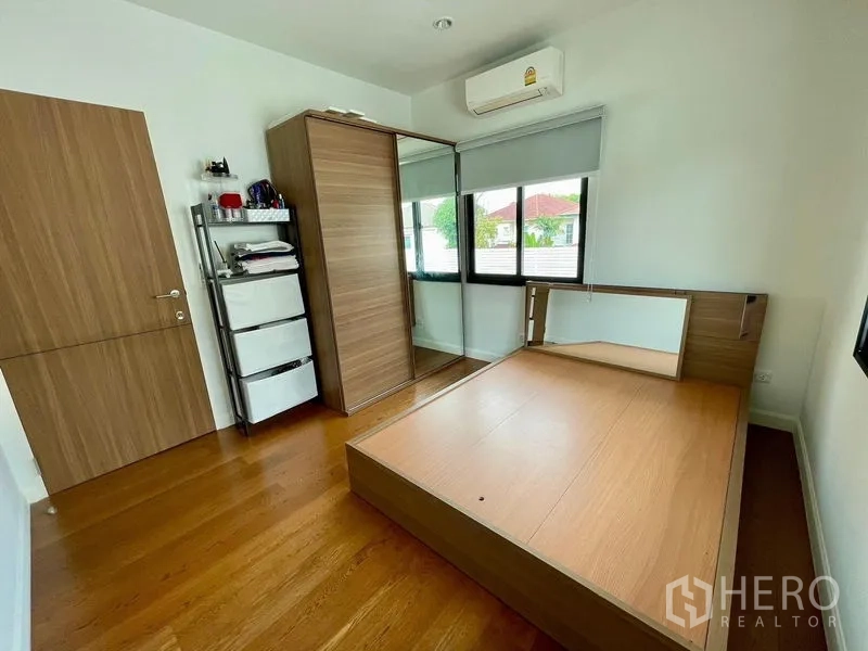บ้าน ให้เช่าในPhasi Charoen, Bangkok - ห้องนอนที่สาม เตียงยกพื้น ตู้เสื้อผ้าบานกระจก และพื้นไม้