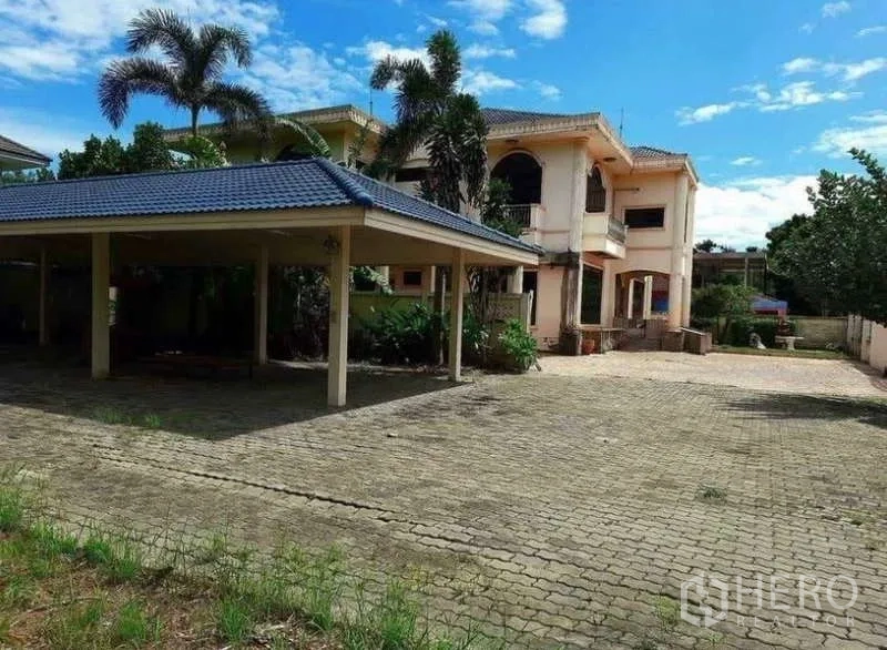 บ้าน ขายในPrawet, Bangkok - โรงจอดรถมีหลังคาข้างบ้านสองชั้นและลานปูบล็อก