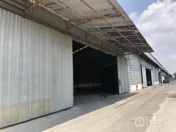 คลังสินค้า ให้เช่าในPathum Thani - แถวโกดังหลายยูนิต ประตูเลื่อนเหล็ก พร้อมหลังคารับ–ส่งสินค้าลึก