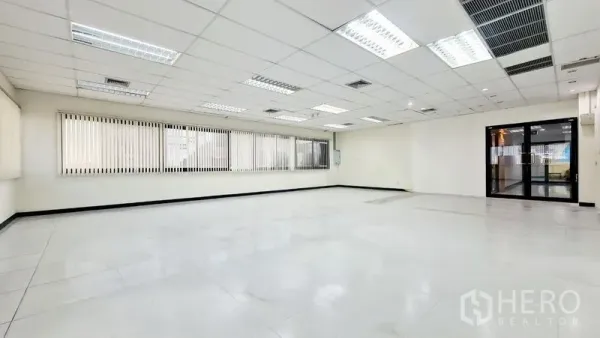 办公空间 出租在Watthana, Bangkok - 宽敞开放办公室，白色地砖、格栅吊顶、照明与中央空调。