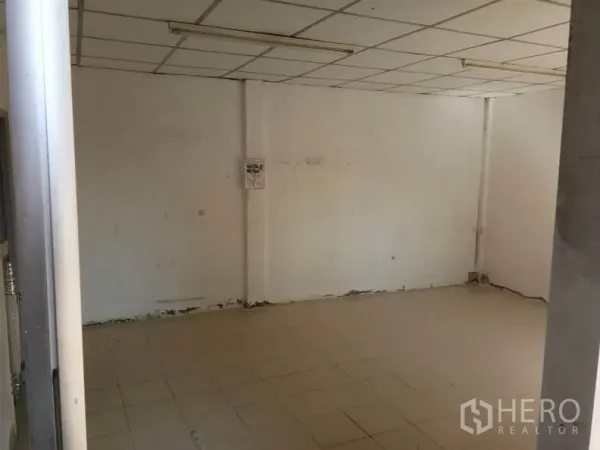 Warehouse for rent in Bang Sao Thong, Samut Prakan - Internal office room with tiled floor, drop ceiling and fluorescent lights.