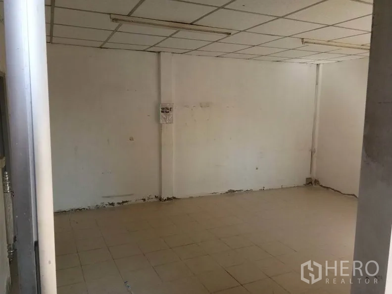 Warehouse for rent in Bang Sao Thong, Samut Prakan - Internal office room with tiled floor, drop ceiling and fluorescent lights.