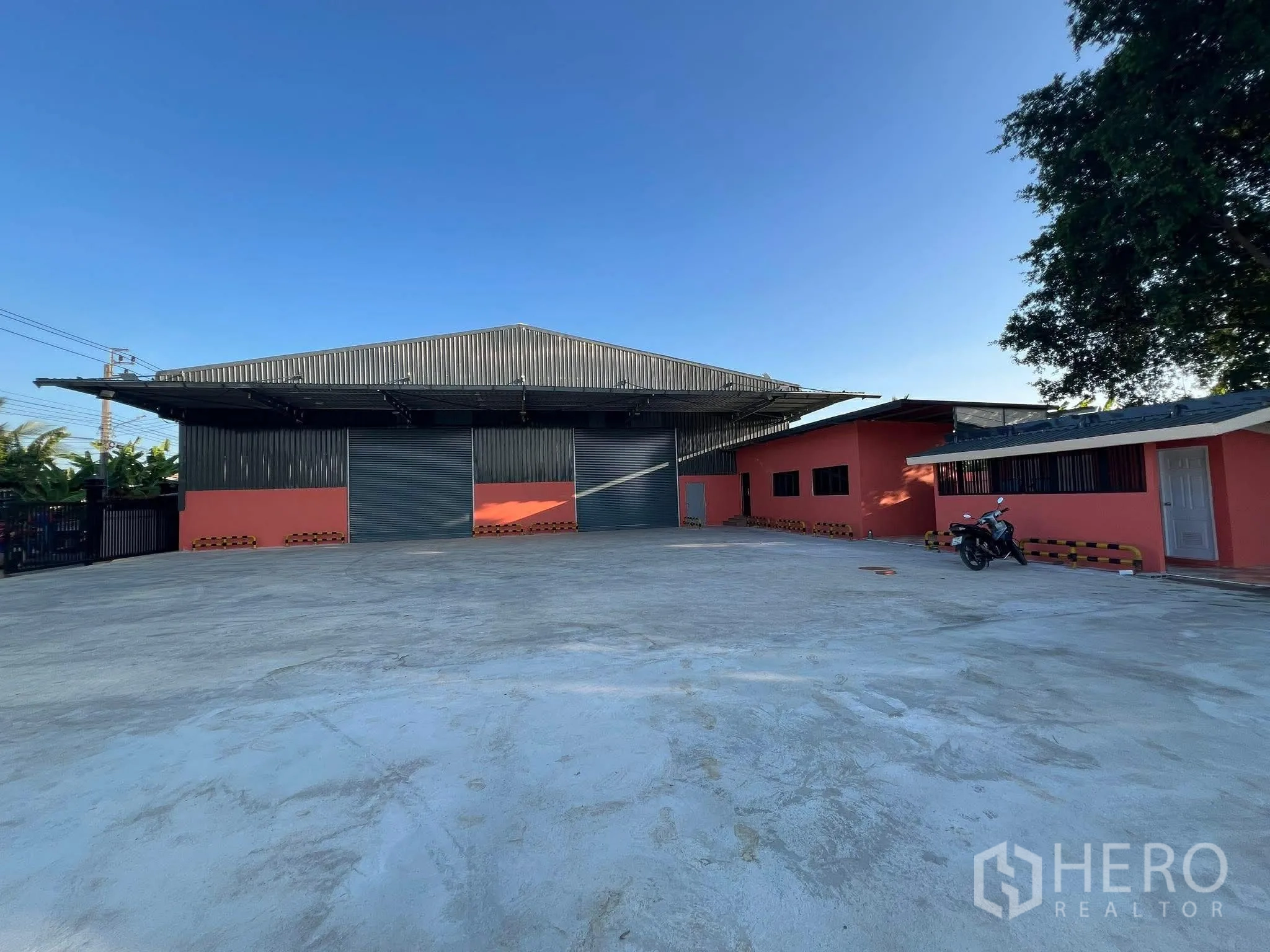 仓库 for rent in Nong Chok, Bangkok - 仓库外观，宽阔混凝土场地与前侧附楼。