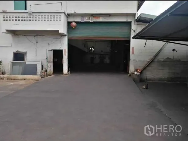 货栈 出租在Prawet, Bangkok - 主卷闸入口与装卸车道的近景。