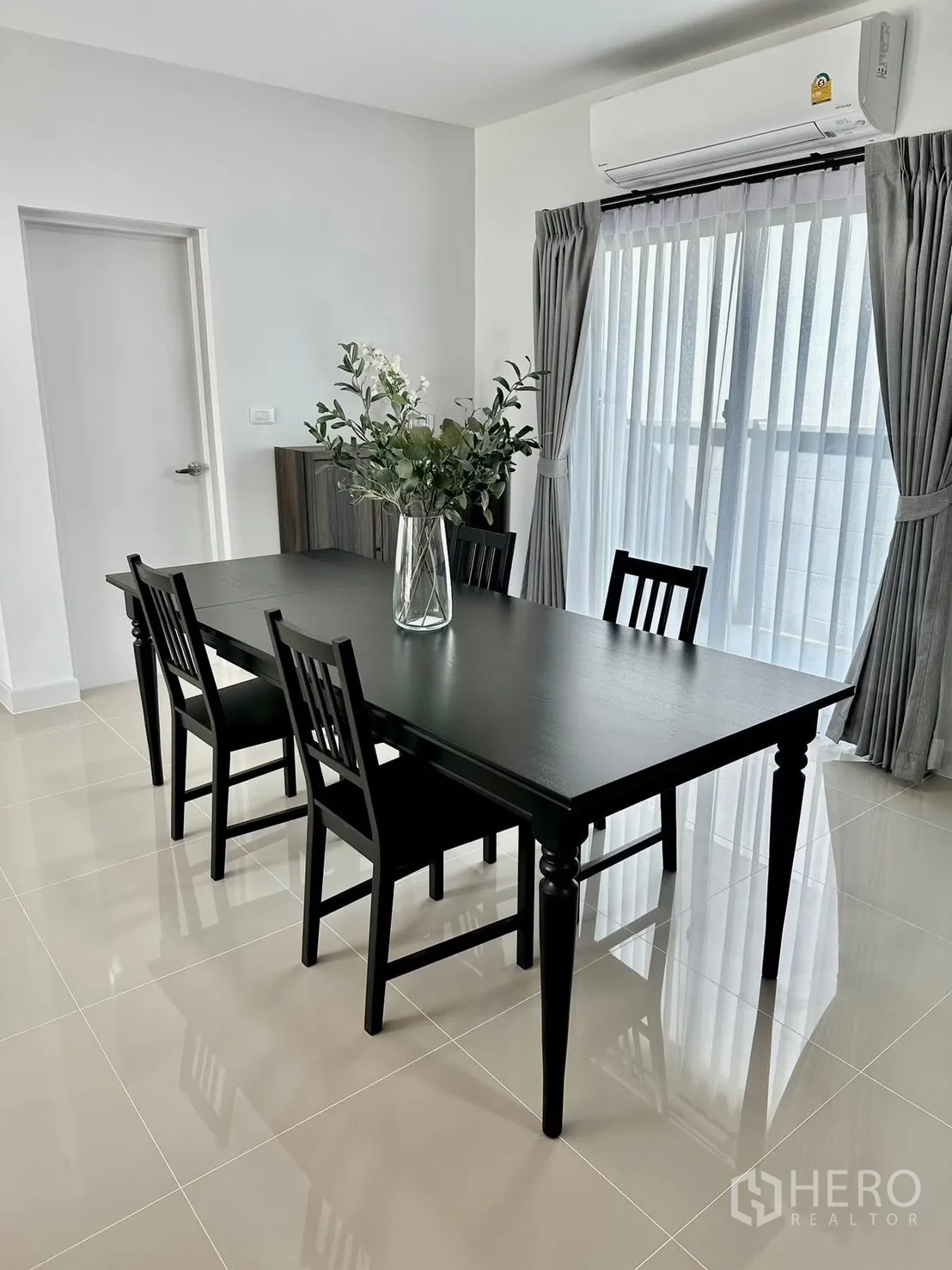 联排别墅 for rent in Bang Phli, Samut Prakan - 宽敞的客餐厅，带电视柜、楼梯和大窗户。