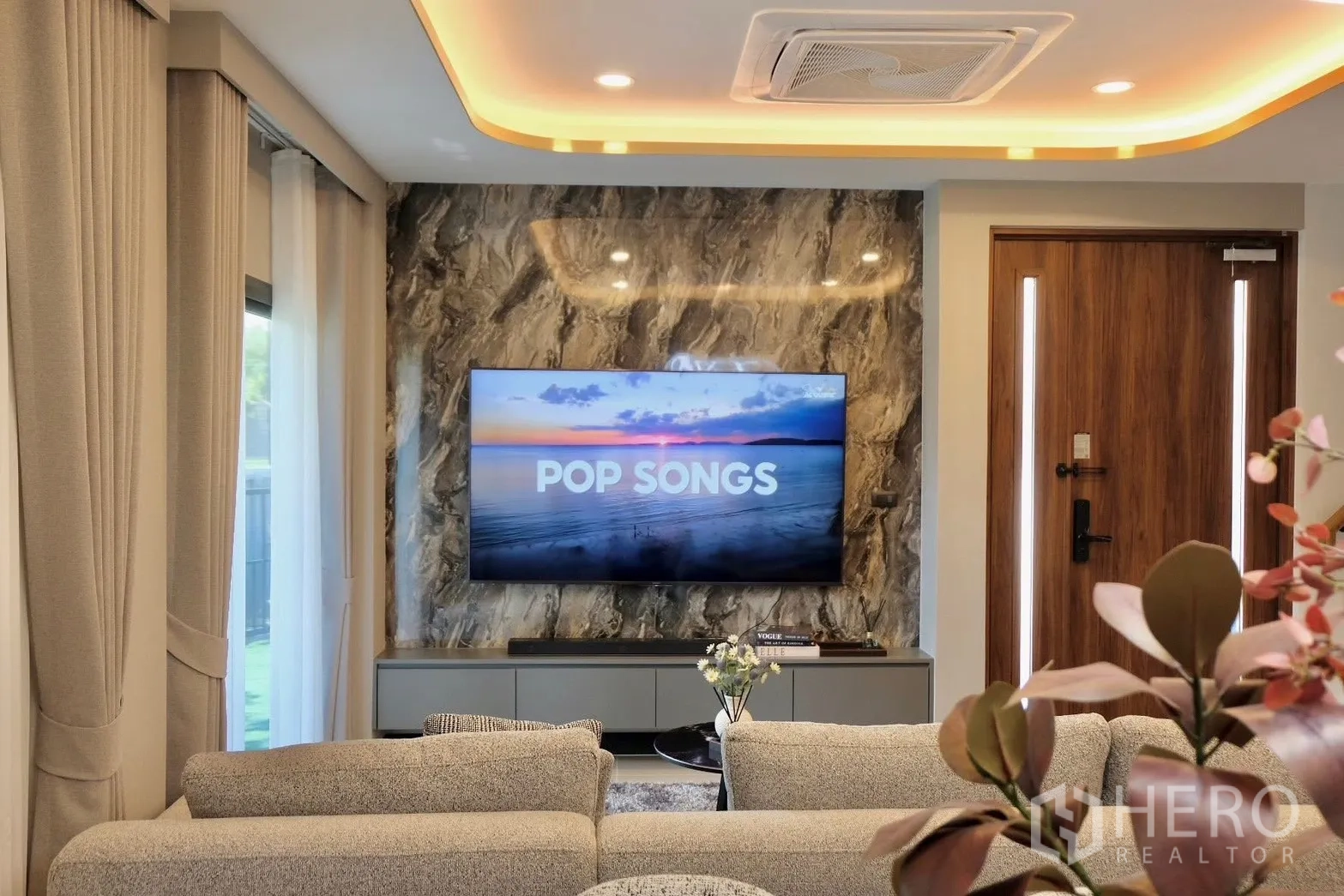 半独立式住宅 for sale in Prawet, Bangkok - 宽敞餐客一体区，上方为造型LED吊灯。