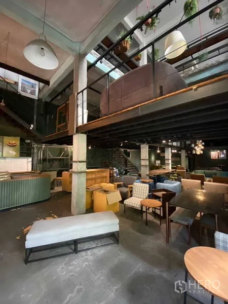零售空间 出租在Bang Na, Bangkok - 夹层下的餐饮/咖啡区，多样座位