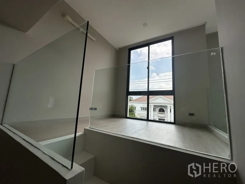 家庭办公室 for rent or sale in Suan Luang, Bangkok - 夹层平台配玻璃栏板与高窗景。