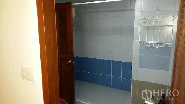 คอนโด ให้เช่าในWatthana, Bangkok - ห้องน้ำปูกระเบื้องพร้อมโซนอาบน้ำแบบวอล์กอินและประตูบานเกล็ดไม้