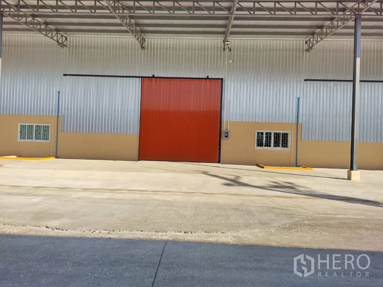 仓库 for rent in Khlong Luang, Pathum Thani - 仓库入口近景，超高推拉门、带护栏窗户和屋檐下装卸平台