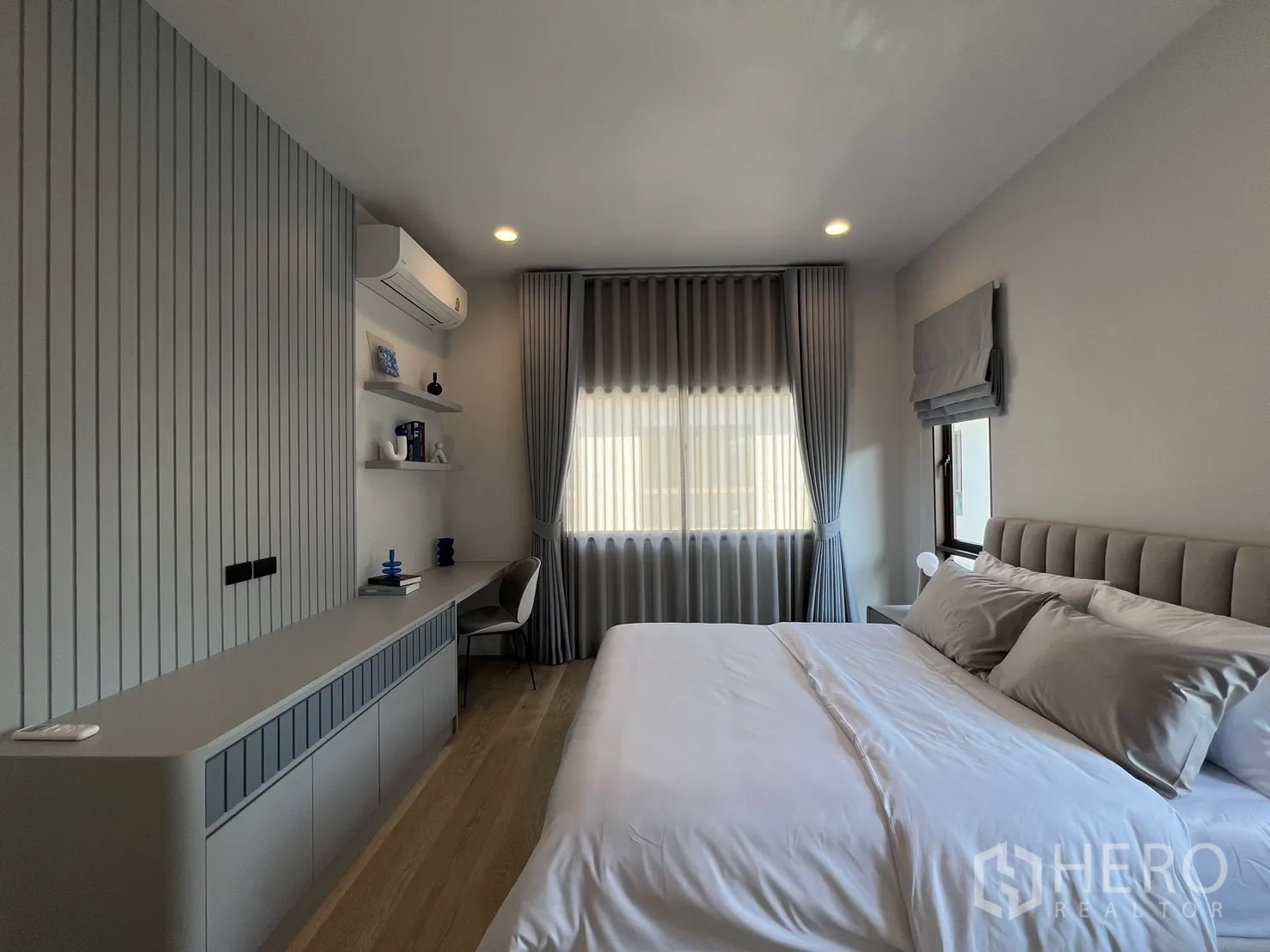 独立式住宅 出租或出售在Bang Kapi, Bangkok - 第三卧另一角，展示床与学习区。