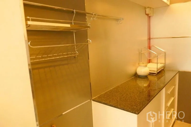 Condominium for rent or sale in Khlong San, Bangkok - Utility corner with granite countertop, drawers and stainless storage racks.