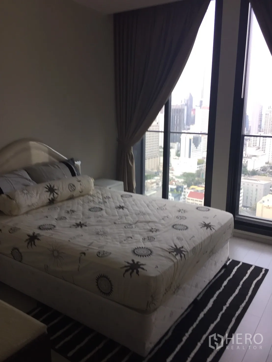 公寓 出租在Pathum Wan, Bangkok - 卧室配大床与落地窗，城市景观与遮光窗帘