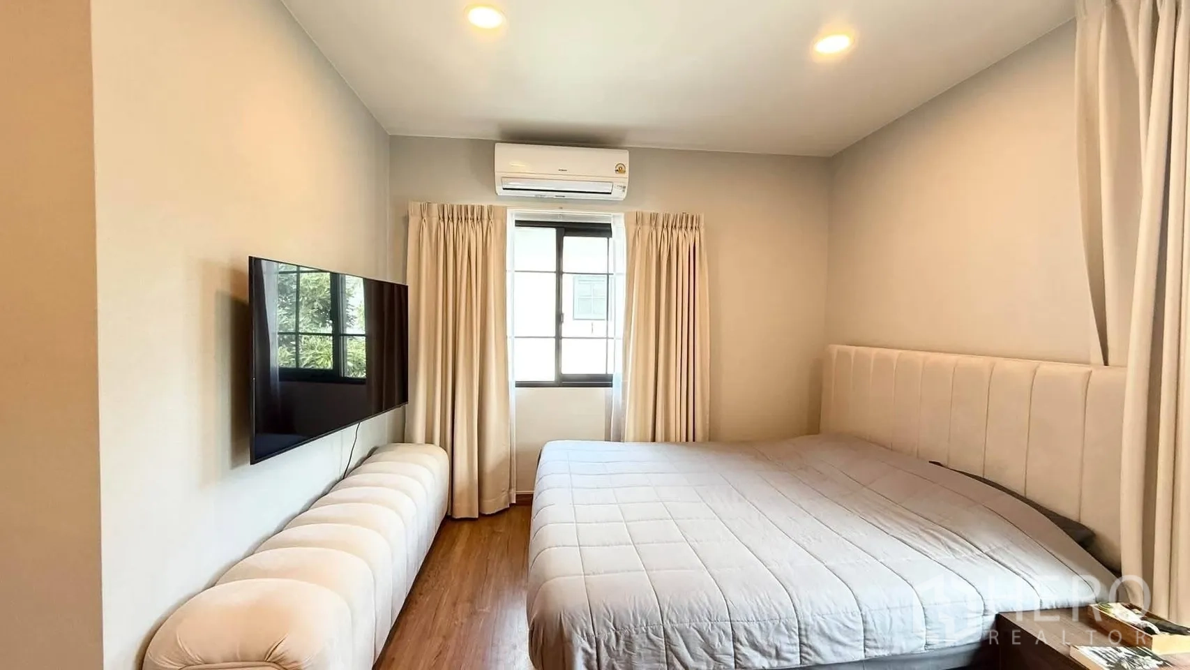 บ้านเดี่ยว for rent in Bang Phli, Samut Prakan - ห้องนอนกว้างพร้อมเตียงคิงไซส์ ทีวีติดผนัง และไฟดาวน์ไลท์กับเครื่องปรับอากาศ