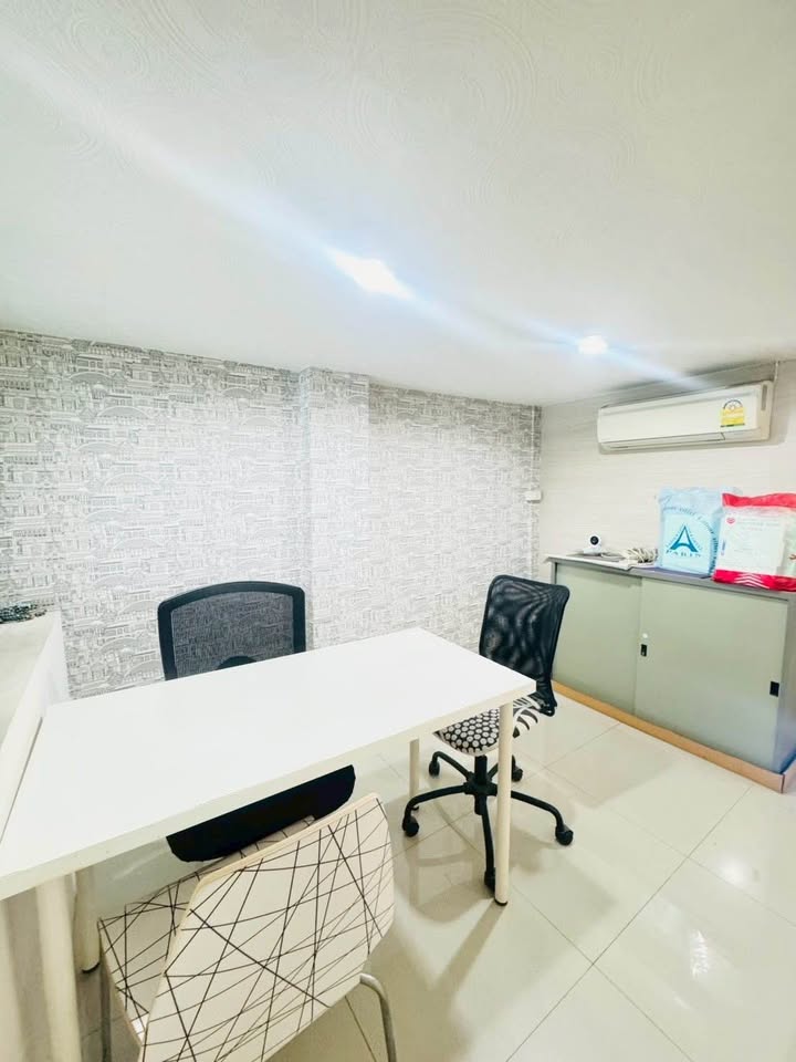 Shophouse for rent in Phra Khanong, Bangkok - Bright small office with air-conditioning, desk and storage cabinet.