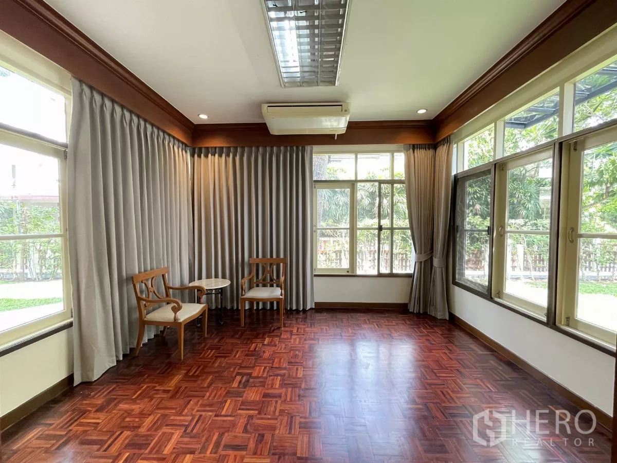 บ้าน ให้เช่าในChatuchak, Bangkok - ห้องอเนกประสงค์รับแสงธรรมชาติ รอบด้านด้วยหน้าต่างและผ้าม่าน วิวสวน