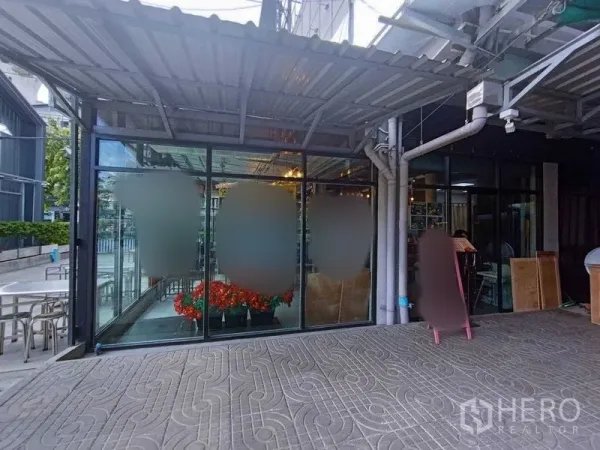 零售空间 出租在Khlong Toei, Bangkok - 临街零售店铺，整面玻璃门面，金属雨棚与宽阔人行道。