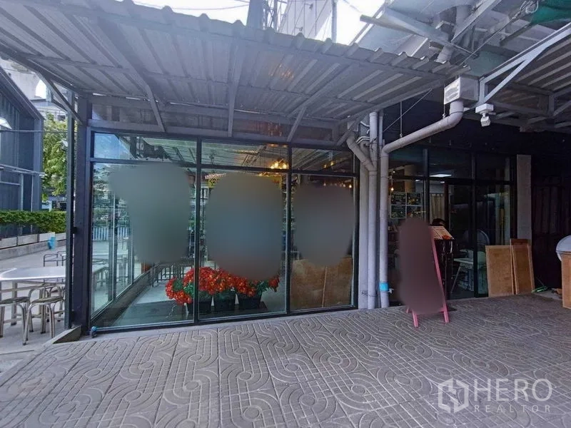零售空间 出租在Khlong Toei, Bangkok - 临街零售店铺，整面玻璃门面，金属雨棚与宽阔人行道。