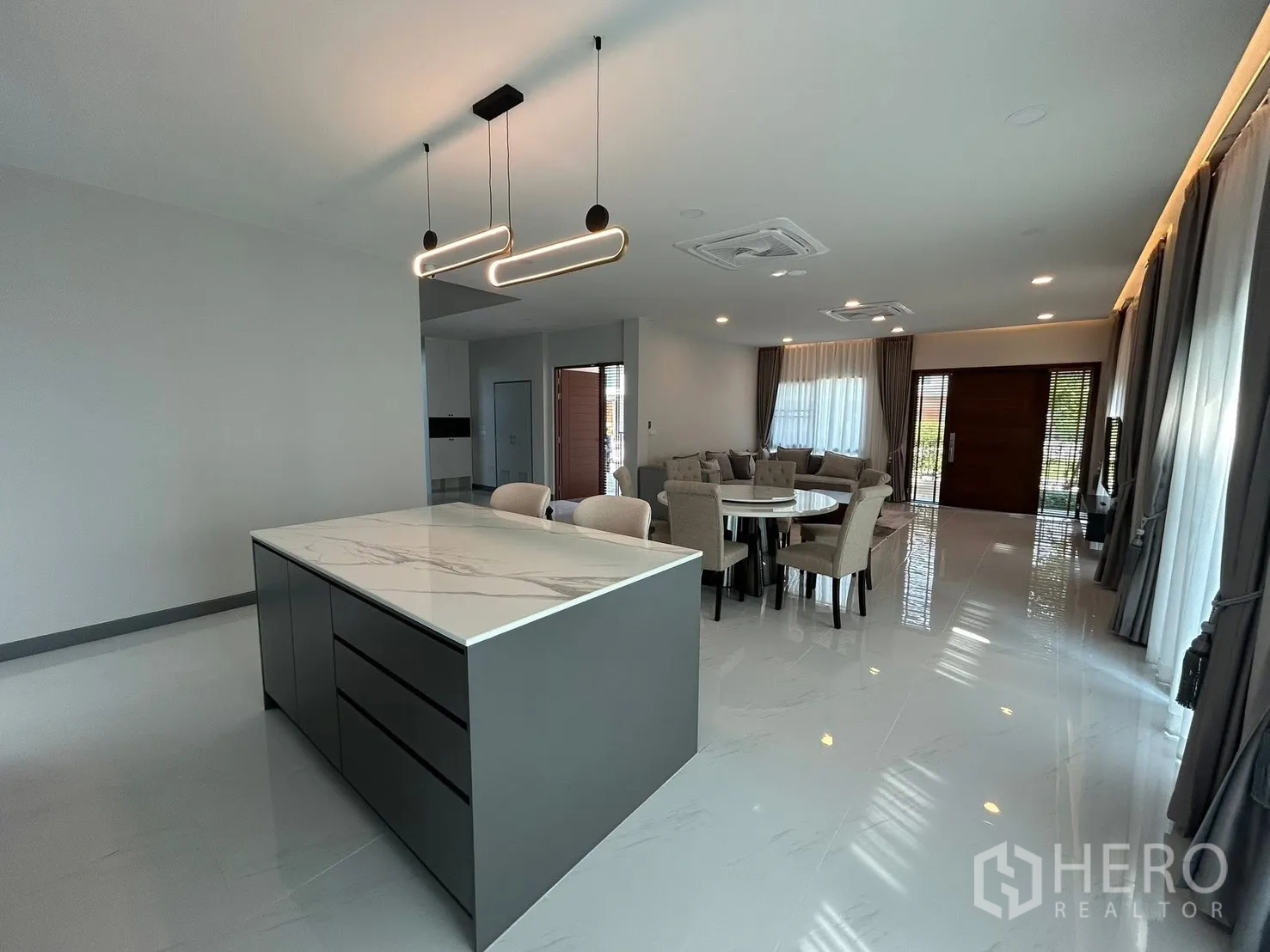 บ้านเดี่ยว for rent in Bang Phli, Samut Prakan - ครัวสมัยใหม่พร้อมไอส์แลนด์ท็อปหินอ่อน โคมไฟห้อย และพื้นที่ทานอาหาร.
