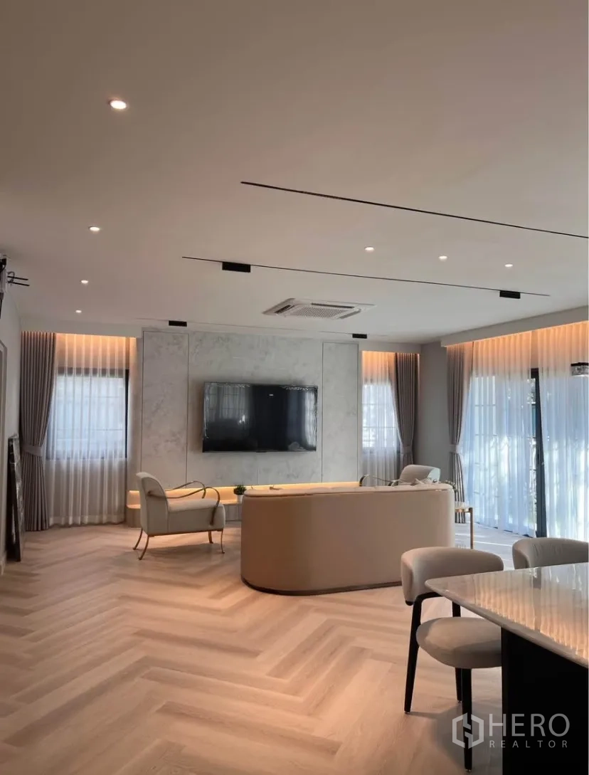 独栋房屋 for rent in Bang Phli, Samut Prakan - 宽敞客餐一体空间，浅色人字形木地板与大窗户。