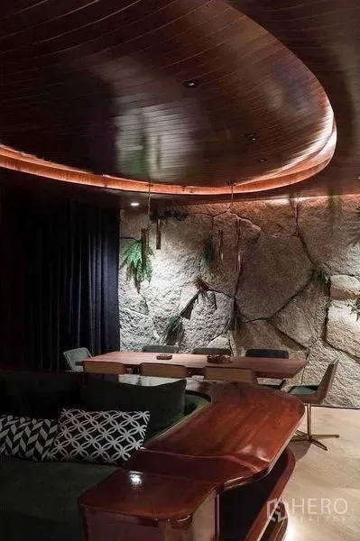公寓 出租在Watthana, Bangkok - 客餐厅一体，弧形木顶、石材特色墙与深色窗帘