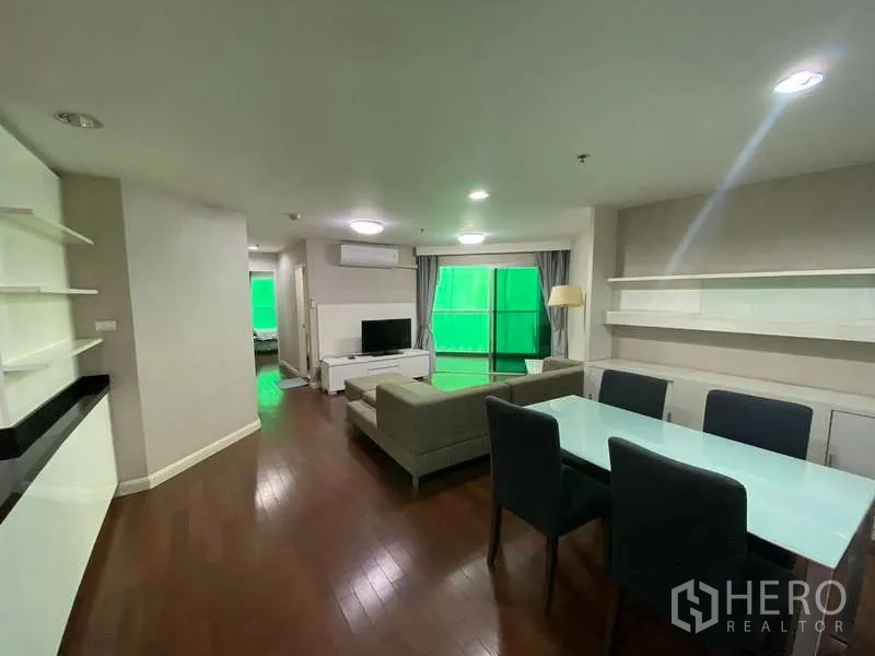 คอนโด for ในHuai Khwang, Bangkok - ห้องนั่งเล่นกว้างพร้อมชั้นบิลท์อิน เครื่องปรับอากาศ และหน้าต่างบานใหญ่พร้อมม่าน