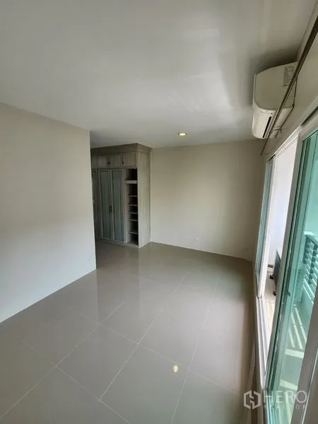 联排别墅 出租在Wang Thonglang, Bangkok - 卧室带嵌入式衣柜、空调，并可通往阳台。