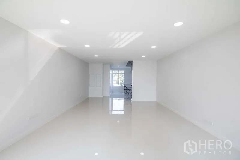 Home Office for sale in Huai Khwang, Bangkok - Long open-plan office floor with downlights and a windowed stairwell at the rear.