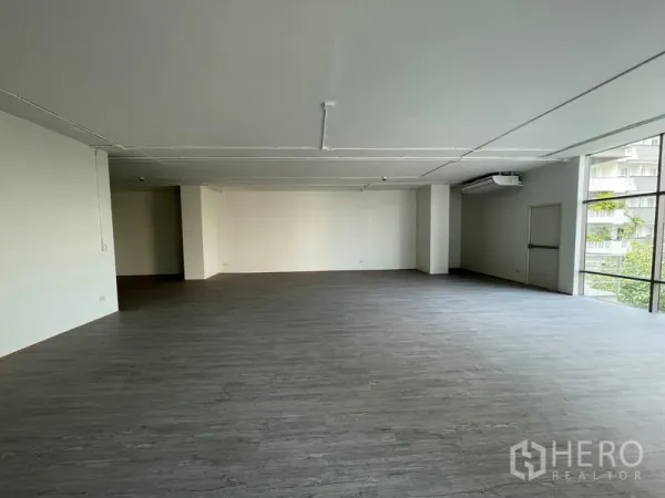 办公空间 出租在Bang Rak, Bangkok - 两侧全高玻璃采光的开放式办公室，配置分体空调。