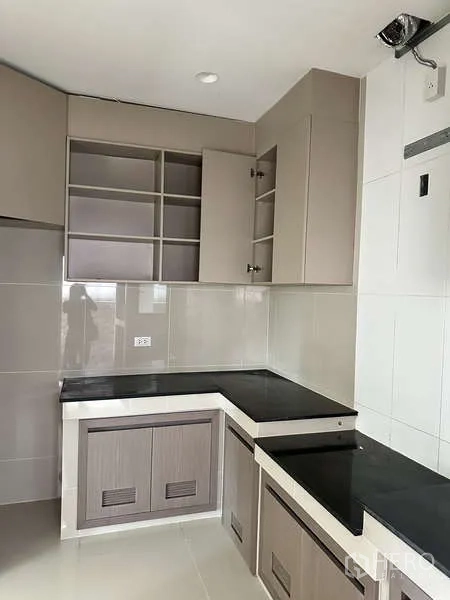 Detached House for sale in Lam Luk Ka, Pathum Thani - Closed Thai kitchen with L-shaped counters and ample storage.